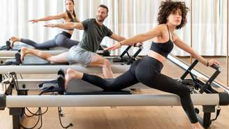 O Pilates pode ser praticado no solo ou em aparelhos, e a escolha depende dos objetivos e da condição física de cada pessoa