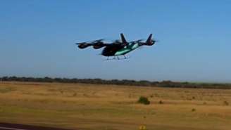 Eve, da Embraer, realiza primeiro voo de transição de seu 'carro voador'