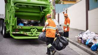 Depois que o caminhão da coleta seletiva passa, os recicláveis ainda percorrem várias etapas antes de voltarem para a indústria