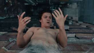 Tom Holland revela que ficou desidratado para cena sem camisa em 'Homem