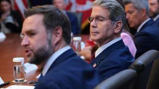 O secretário do Tesouro, Scott Bessent (à direita), ouve o vice-presidente dos Estados Unidos, JD Vance (à esquerda), falar durante uma reunião do Conselho de Ministros em Camp David, a residência presidencial, em 31 de julho de 2026, no estado de Maryland.