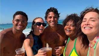 Letícia Colin curte praia com elenco de 'Quem Ama Cuida'