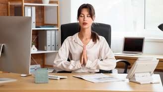 Alguns minutos de meditação podem ajudar a reduzir o estresse e melhorar a concentração durante o trabalho