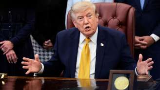 O presidente Donald Trump fala à imprensa no Salão Oval da Casa Branca, em Washington, após assinar uma ordem executiva que cria a Comissão Presidencial para Cônjuges de Militares.3 de agosto de 2026