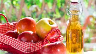 O vinagre de maçã é uma bebida fermentada rica em ácido acético, antioxidantes e probióticos