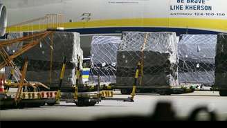 Imagem extraída de vídeo da agência de notícias alemã News5 mostra paletes de carga ao lado de um avião ucraniano Antonov no aeroporto de Leipzig, em Schkeuditz, no leste da Alemanha, após um drone ter sido avistado nas proximidades. 5 de agosto de 2026