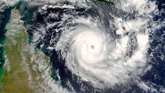 O ciclone bomba, causado por uma ciclogênese explosiva, pode provocar temporais, ventos intensos, granizo e queda de temperatura