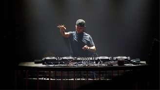Avicii se apresenta no palco durante o Rolling Stone Live SF, em fevereiro de 2016