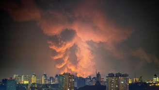 Uma densa nuvem de fumaça se ergueu sobre Kiev após bombardeios russos nesta quarta-feira, 5 de agosto de 2026.