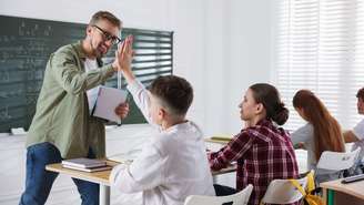 O Dia Nacional dos Profissionais da Educação inspira uma reflexão sobre como um professor pode deixar marcas que atravessam gerações