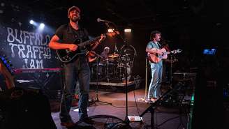 Buffalo Traffic Jam, dupla formada por Nathan Ross (esquerda) e Frankie Cassidy (direita), lançará seu álbum de estreia, ‘Pictures of You’, após conquistar uma base de fãs por meio das redes sociais e do sucesso nas plataformas de streaming “Fool’s Gold”(