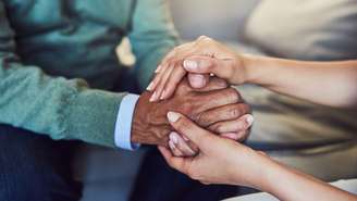 Descubra o que é a bagagem emocional herdada dos pais, como identificar padrões inconscientes e aprender a transformar esse legado