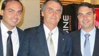 Jair Bolsonaro com os filhos Carlos e Flávio, em imagem de arquivo