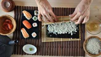 O sushi pode fazer parte da dieta quando consumido com equilíbrio e atenção às escolhas