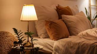 Descubra como o abajur pode transformar a decoração, deixar os ambientes mais aconchegantes e criar uma iluminação que favorece o bem