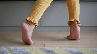 Especialista esclarece a relação entre andar descalço, frio e gripe e aponta medidas eficazes de prevenção, além de hábitos prejudicais