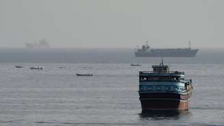 Embarcações no Estreito de Ormuz, vistas de Musandam, Omã, em 3 de agosto de 2026.