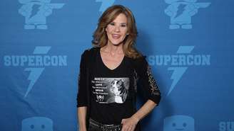Autoridades do condado de Los Angeles encontraram 251 cachorros na propriedade da atriz Linda Blair, estrela de "O Exorcista", e investigam possíveis irregularidades. A busca ocorreu em Acton, na região sul da Califórnia, em 31 de julho de 2026. O número de animais é mais que o dobro do limite permitido para o local.