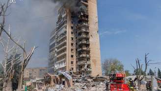 Bombeiros combatem um incêndio em um prédio residencial após um ataque aéreo russo em Kramatorsk, na região de Donetsk, em 5 de agosto de 2026.
