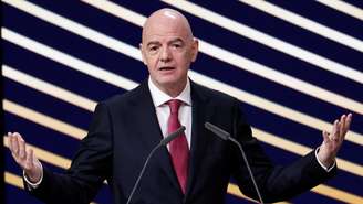 A FIFA reconheceu na quarta-feira "erros" após o vazamento do controverso projeto de investimentos privados, mas reafirmou seu "apoio total" a seu presidente Gianni Infantino, na foto em 12 fevereiro de 2026, em Bruxelas na Bélgica.