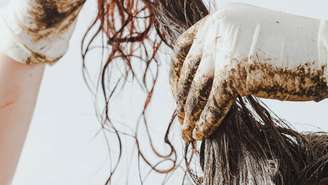 Descubra o que a dermatologia diz sobre aplicar pó de café no cabelo, os perigos das receitas caseiras da internet e como usar a cafeína