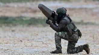 Soldado segura um sistema NEROD durante uma demonstração organizada pela KNDS France, fornecedora de sistemas de defesa militar, em 20 de outubro de 2025 (imagem ilustrativa).