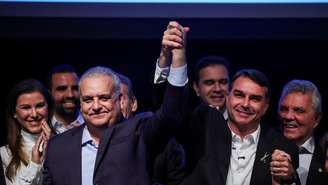 O senador Flávio Bolsonaro, candidato do Partido Liberal (PL) à eleição presidencial do Brasil, junto com Alfredo Gaspar ao anunciá-lo como seu candidato a vice-presidente, em Brasília, Brasil, em 5 de agosto de 2026.