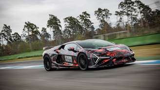 Protótipo do Lamborghini Revuelto SV camuflado durante testes no circuito de Hockenheim, na Alemanha