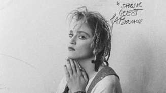 Autógrafo de João Barone ao fundo de foto de Madonna