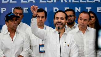 O presidente eleito da Colômbia, Abelardo de la Espriella, discursa durante um encontro sobre segurança com prefeitos e secretários de segurança das principais cidades do país, em Barranquilla. 4 de agosto de 2026