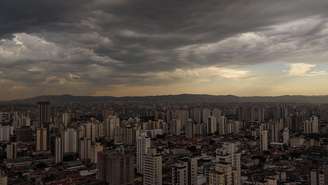 Céu encoberto por nuvens densas é visível sobre o bairro da Mooca, na Zona Leste de São Paulo, Brasil, em 7 de agosto de 2026