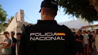 Crianças migrantes são registradas pela polícia de Ceuta após travessia em massa a partir do Marrocos