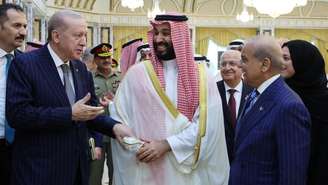 Presidente turco Tayyip Erdogan, príncipe herdeiro saudita Mohammed bin Salman e primeiro‑ministro paquistanês Shehbaz Sharif conversam após assinarem um acordo de defesa conjunto em Meca, na Arábia Saudita, em 7 de agosto de 2026. Murat Cetinmuhurdar/Assessoria de Imprensa da Presidência da Turquia/Divulgação via REUTERS.