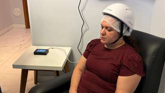 Capacete com luz infravermelha pode auxiliar no tratamento da depressão, enxaqueca e Alzheimer