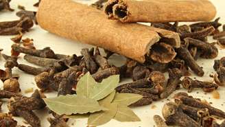 Ferver folhas de louro com canela e cravo