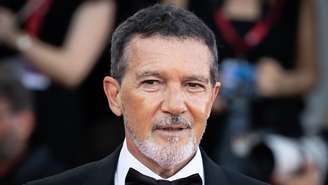 Antonio Banderas contou em entrevista à revista People que o infarto que sofreu em 2017 foi um divisor de águas em sua vida. Segundo ele, o episódio, mesmo traumático, o levou a repensar prioridades, abandonar hábitos antigos e valorizar o tempo, deixando de dar importância ao que considera desnecessário.