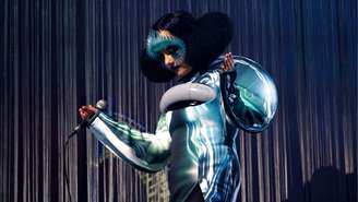 Björk se apresenta no palco durante um show de sua turnê ‘Cornucopia’, em dezembro de 2023