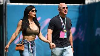 Lauren Sánchez e Jeff Bezos caminham de mãos dadas durante um evento esportivo em Miami (EUA), em 2024