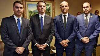 Jair Bolsonaro com os filhos Flávio, Eduardo e Carlos