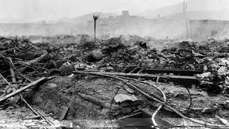 Ruínas fumegantes em Nagasaki, sul do Japão, a 700 metros do local onde a segunda bomba atômica foi lançada pelos Estados Unidos, em 9 de agosto de 1945.