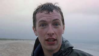 Chris Martin, do Coldplay, no clipe de "Yellow"