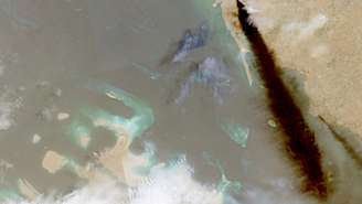 Imagem de satélite mostra fumaça sobre instalação petrolífera em Jazan, na Arábia Saudita. Os houthis do Iêmen afirmaram ter atacado uma refinaria da Aramco na cidade neste domingo (9). (Imagem ilustrativa)