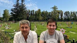 Jorge e Lionel Messi; ao fundo, a área principal de sepulturas do Cemitério El Prado