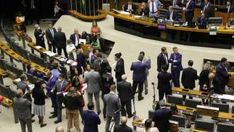Deputados discutem no plenário da Câmara, em Brasília, durante tramitação de projetos de lei.