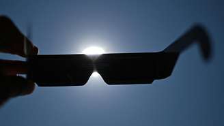Óculos especiais para observação do eclipse solar se esgotaram em estabelecimentos da França, a poucos dias do fenômeno, previsto para ocorrer em 12 de agosto de 2026.