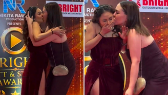 Atriz indiana Nikita Rawal foi beijada à força por uma fã durante tapete vermelho.
