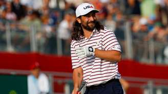 Noah Kahan jogando golfe em Farmingdale, Nova York