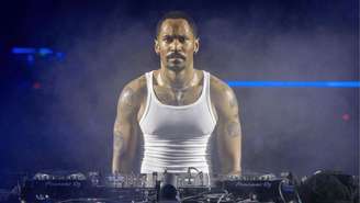 DJ Louis Kevin Celestin, conhecido como Kaytranada, se apresenta ao vivo no palco durante um show no Tempodrom, na Alemanha, em junho de 2026