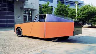 Estudantes criaram um carro elétrico com painéis solares capaz de gerar mais energia do que consome em trajetos urbanos
