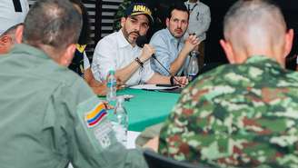 Foto divulgada pela Presidência da Colômbia mostra Abelardo de la Espriella durante uma reunião com representantes das Forças Armadas após o terremoto na região de Chocó, no oeste do país, na segunda‑feira (10).